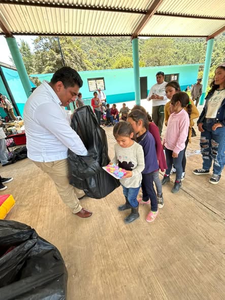 Lleva Jonathan Puertos regalos y sonrisas a niñas y niños de Maltrata.