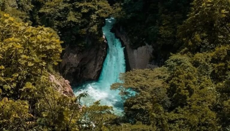 Mu3re menor de edad en cascada de río Atoyac, Veracruz