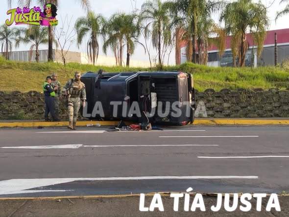 CAMIONETA TERMINA VOLCADA EN DISTRIBUIDOR VIAL EL DIAMANTE EN CÓRDOBA