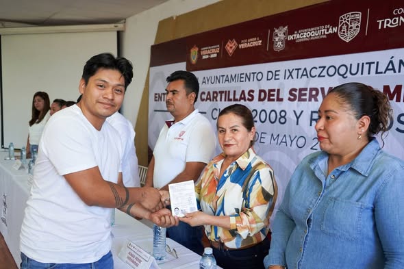 ENTREGAN CARTILLAS DEL SERVICIO MILITAR NACIONAL EN IXTACZOQUITLÁN.
