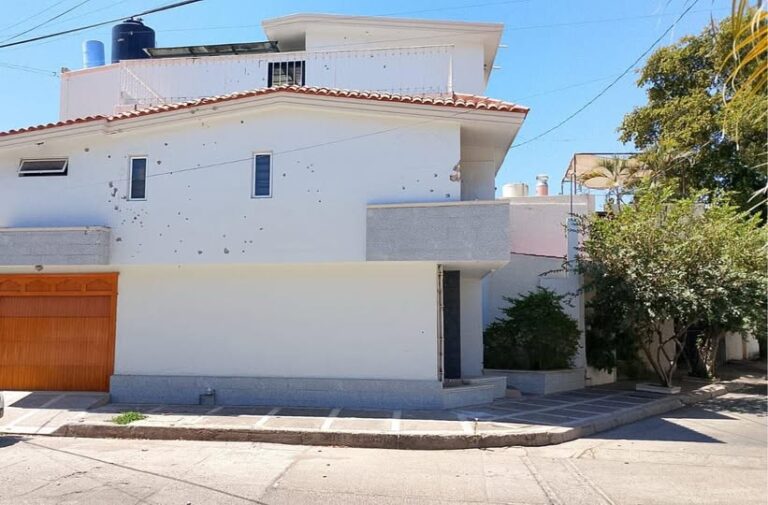 ATAC4N VIVIENDA PROPIEDAD DE SENADOR CON LICENCIA, RUBÉN ROCHA MOYA