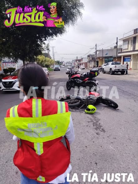 Motociclista se impacta contra camioneta Ram por no guardar distancia ni respetar la velocidad en Fortín.