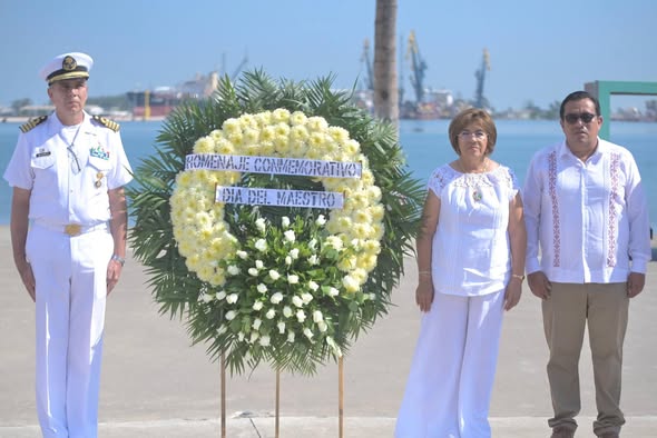 Conmemora Ayuntamiento de Veracruz el Día del Maestro en la Plaza Cívica del Magisterio.
