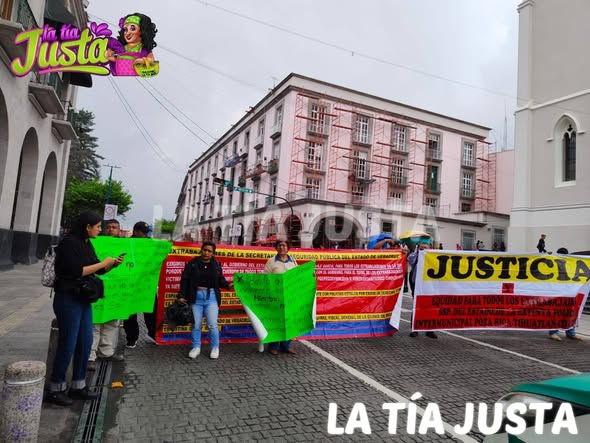 Expolicias de la extinta Intermunicipal Poza Rica–Tihuatlán–Coatzintla se manifiestan en Xalapa y exigen su indemnización.