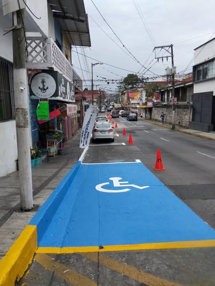 Parquímetros realizan balizamiento en cajones para personas con discapacidad; llaman a la ciudadanía a respetar dichos espacios