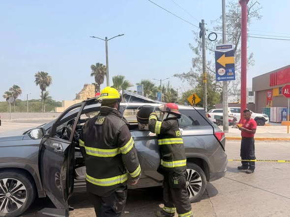 Atiende PC municipal de Veracruz explosión de cilindro de gas LP en vehículo particular.