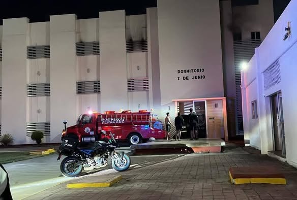 Bomberos y Protección Civil Municipal de Veracruz controlan siniestro en Escuela Náutica Mercante; evacúan 82 personas.