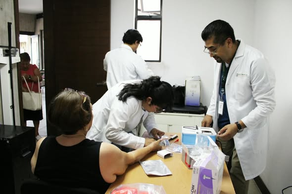SMDIF e IMSS Bienestar realizaron jornada gratuita de detección de diabetes en Estancia Nuestras Raíces