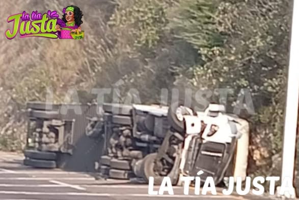 TRACTOCAMIÓN CARGADO CON CARTÓN VUELVA EN CUMBRES DE MALTRATA