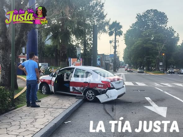 TAXI CHOCA CON CAMIÓN DE VOLTEO EN CIRCUNVALACIÓN DE ORIZABA