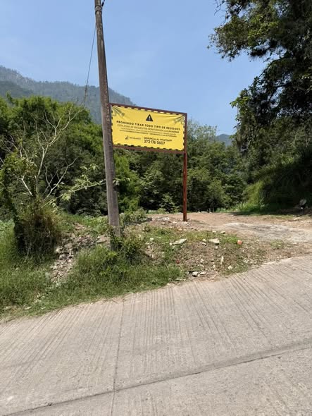 Instalan lona de advertencia para frenar tiradero clandestino en barranca de Río Blanco