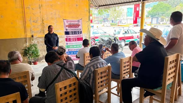 TAXISTAS Y POLICÍAS UNEN FUERZAS PARA REFORZAR LA SEGURIDAD EN IXTACZOQUITLÁN