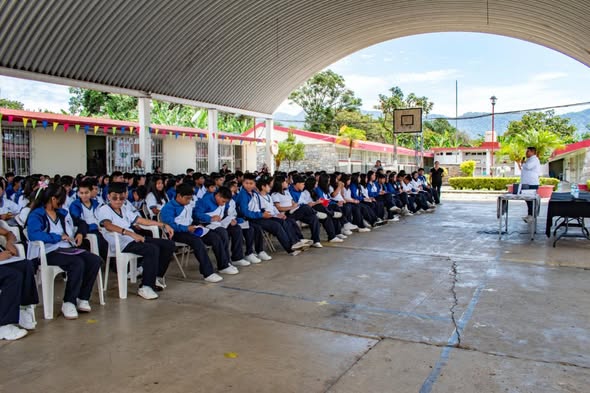 CAPACITAN A ESTUDIANTES Y PADRES DE FAMILIA DE IXHUATLÁN