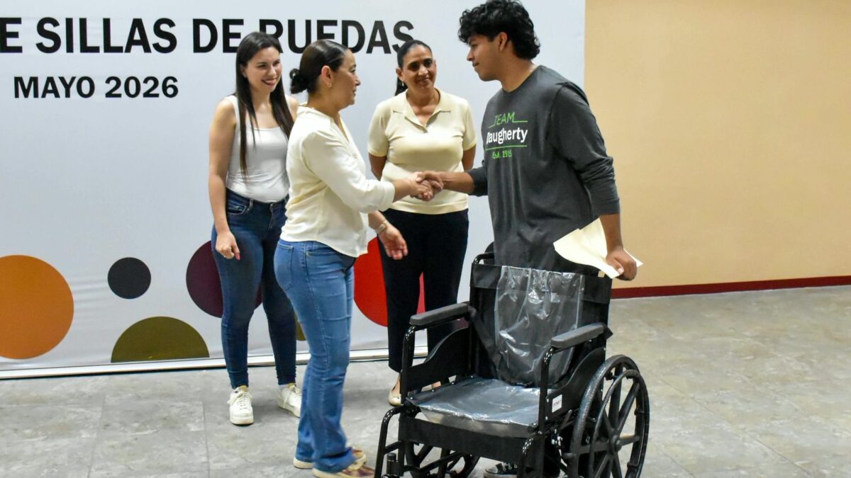 Solidaridad que transforma vidas, SMDIF Córdoba entrega silla de ruedas
