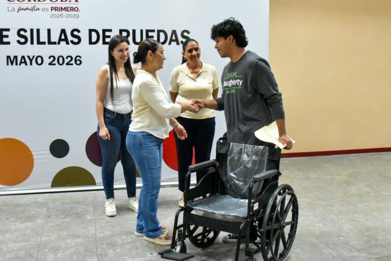 Solidaridad que transforma vidas, SMDIF Córdoba entrega silla de ruedas