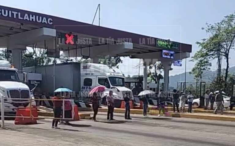 Bloqueo en caseta de Cuitláhuac colapsa autopista y deja largas filas
