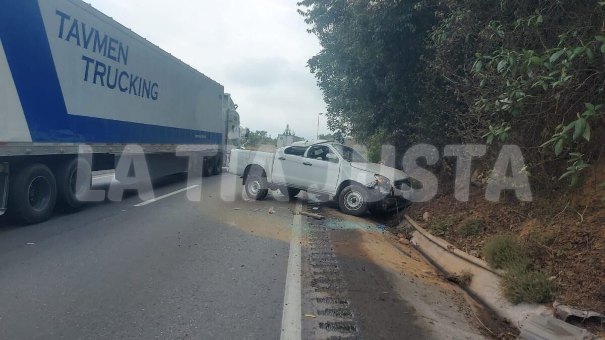 Exceso de velocidad provoca volcadura en Autopista 150D.