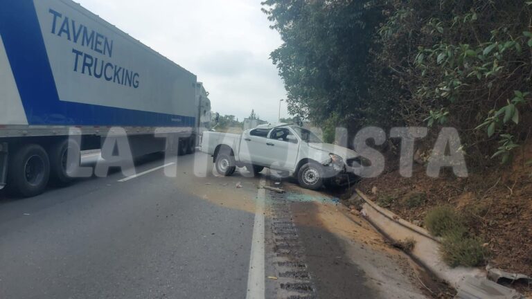 Exceso de velocidad provoca volcadura en Autopista 150D.