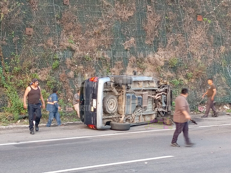 DOS LESIONADOS EN VOLCADURA