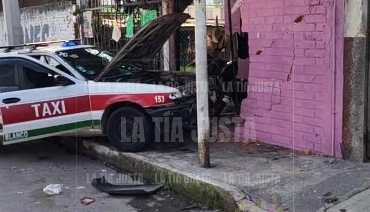 Taxi termina incrustado en vivienda tras choque en Nogales
