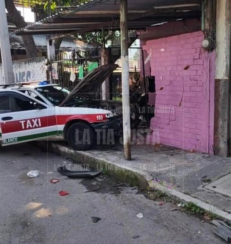 Taxi termina incrustado en vivienda tras choque en Nogales