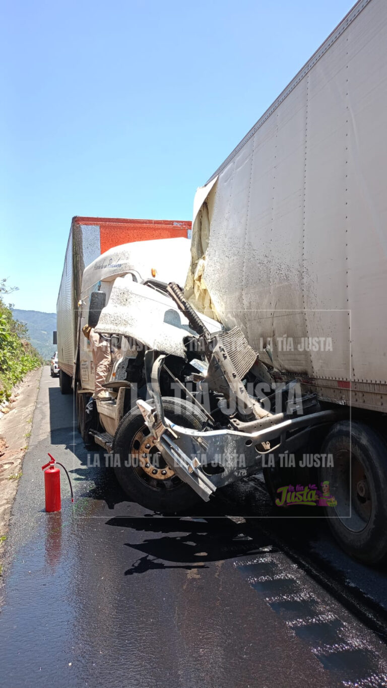 Operadora de tráiler resulta lesionada en accidente