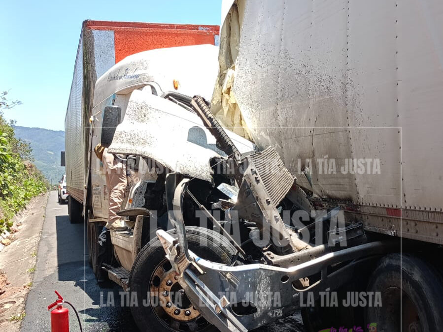 Operadora de tráiler resulta lesionada en accidente