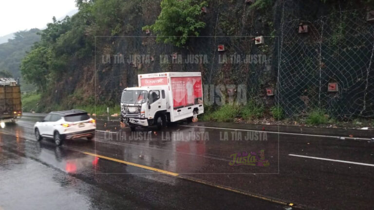PIERDE EL CONTROL DE SU UNIDAD Y CHOCA CONTRA CERRO