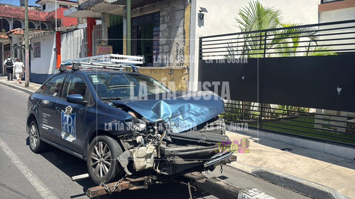 CHOQUE ENTRE AMBULANCIA Y VEHÍCULO DEJA DOS LESIONADOS
