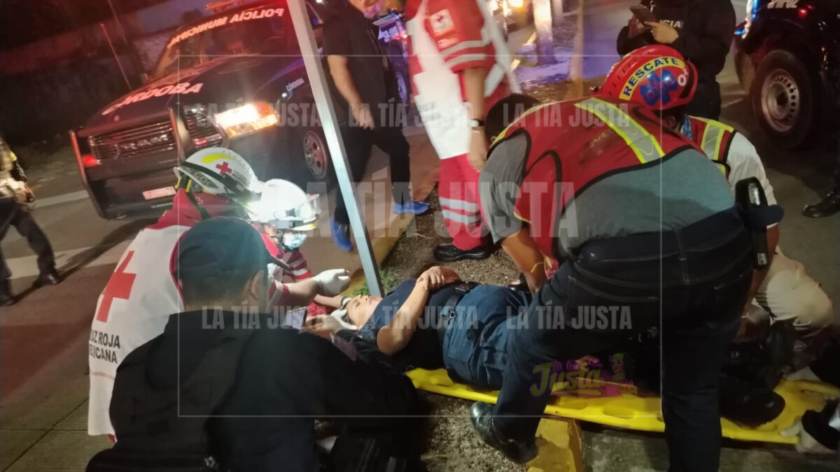 MUJER POLICÍA CAE DE BATEA