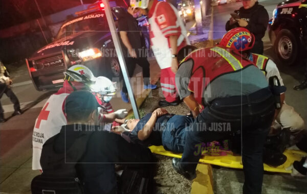 MUJER POLICÍA CAE DE BATEA