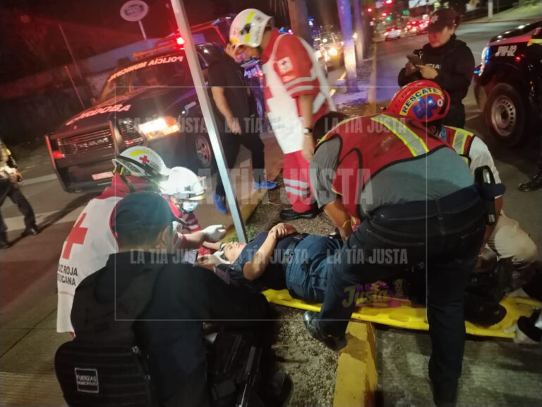 MUJER POLICÍA CAE DE BATEA