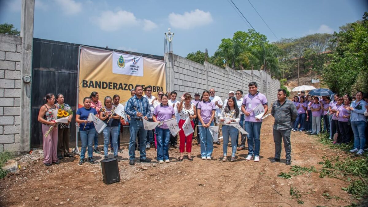 DAN BANDERAZO DE OBRAS EN COLONIA ROMERO DE IXHUATLÁN DEL CAFÉ