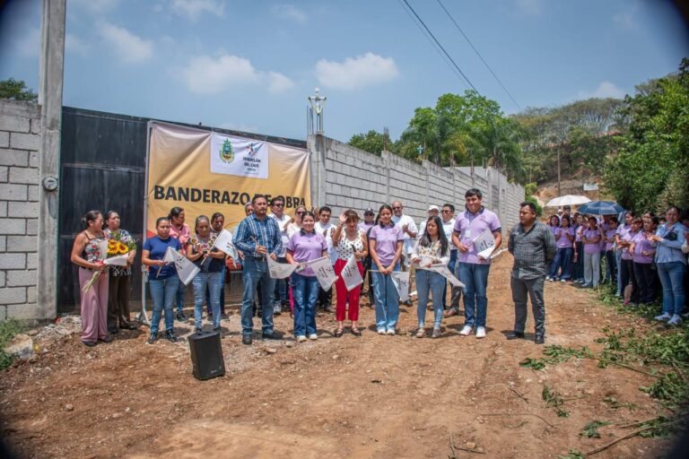 DAN BANDERAZO DE OBRAS EN COLONIA ROMERO DE IXHUATLÁN DEL CAFÉ