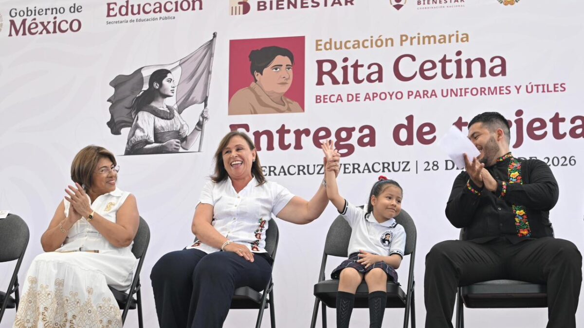 Entrega de becas “Rita Cetina” fortalece bienestar y educación de familias de la ciudad de Veracruz: Rosa María