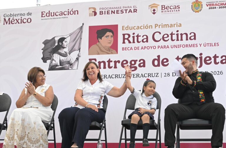 Entrega de becas “Rita Cetina” fortalece bienestar y educación de familias de la ciudad de Veracruz: Rosa María