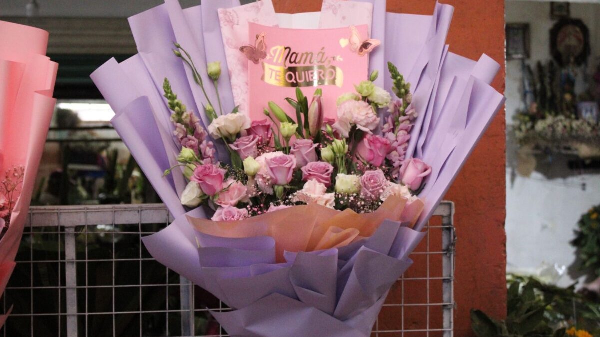 Mercado Venustiano Carranza se llena de color y tradición por el Día de las Madres