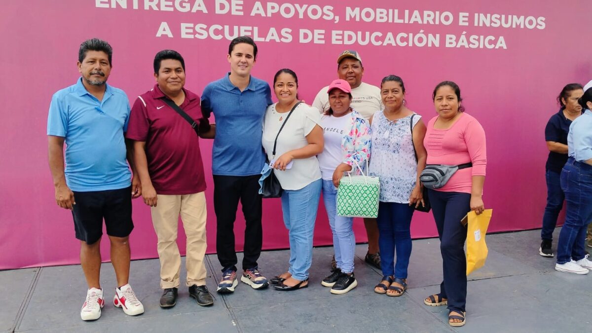 Rafa Fararoni y SEV entregan mobiliario a escuelas de San Andrés Tuxtla