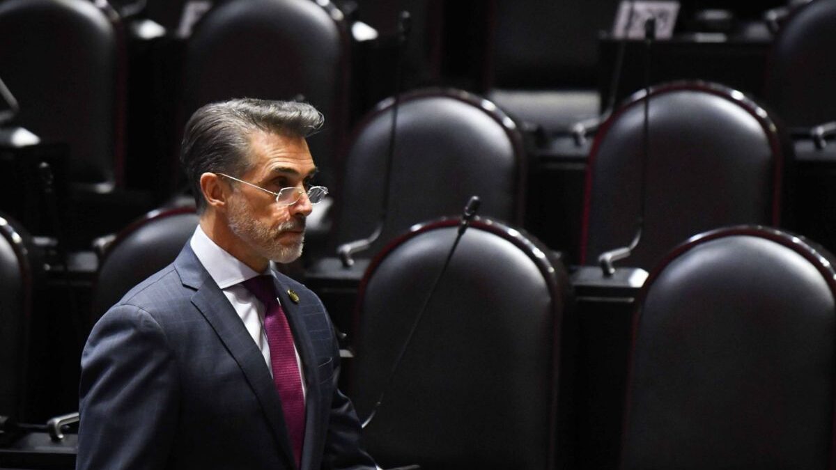 MORENA VETA A SERGIO MAYER