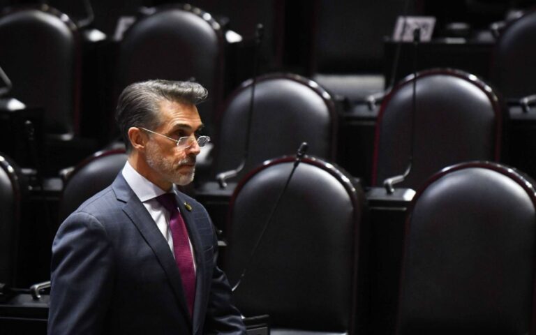 MORENA VETA A SERGIO MAYER