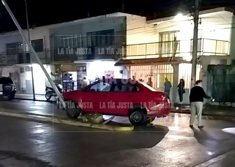 Accidente automovilístico causa cierre de vialidad en Ciudad Mendoza