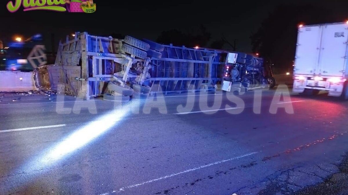 Accidente de tractocamión interrumpe la autopista 150D en Nogales