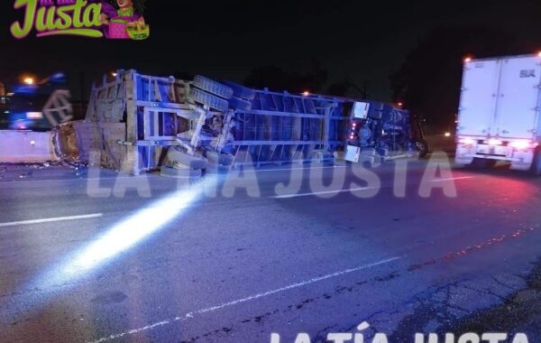 Accidente de tractocamión interrumpe la autopista 150D en Nogales