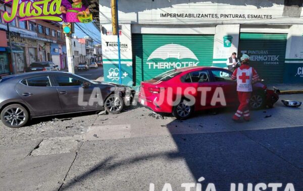 Accidente en Córdoba provoca cierre de vialidad y atención médica