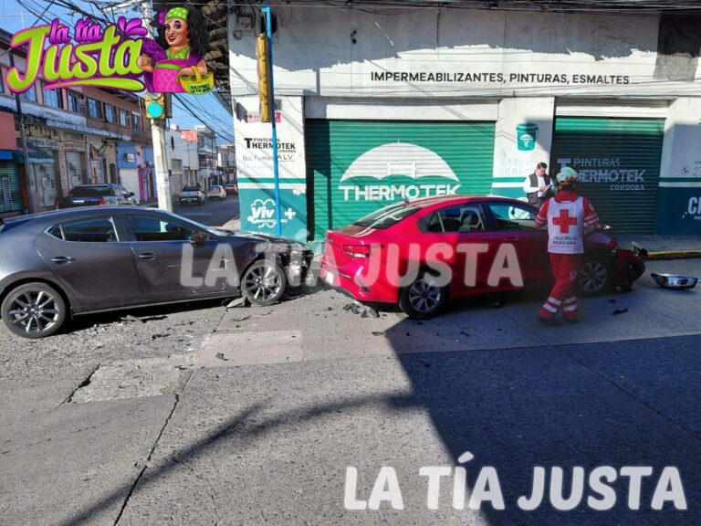 Accidente en Córdoba provoca cierre de vialidad y atención médica