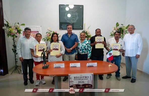 Ayuntamiento de Córdoba entrega actas de nacimiento a adultos mayores