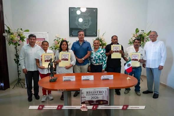 Ayuntamiento de Córdoba entrega actas de nacimiento a adultos mayores
