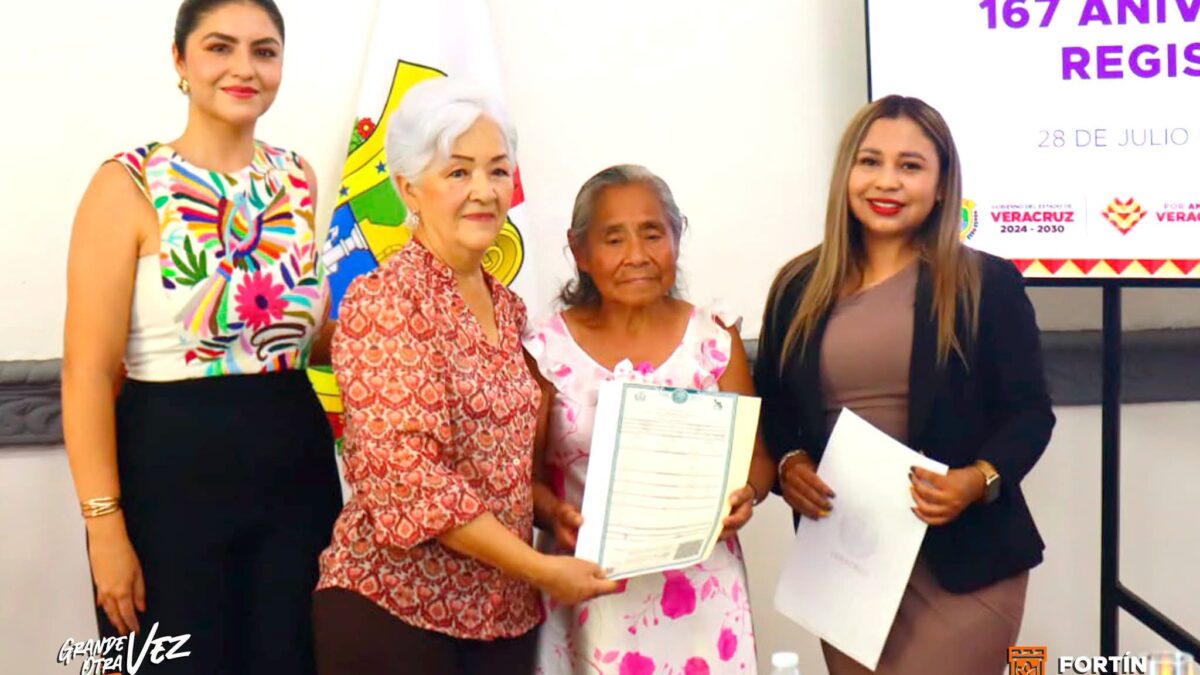 Ceremonia del Registro Civil otorga actas de nacimiento en Fortín