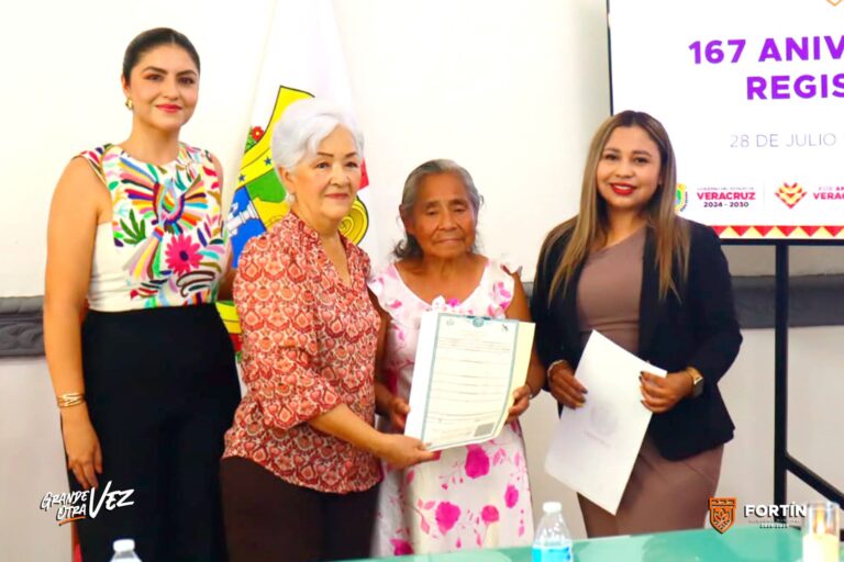 Ceremonia del Registro Civil otorga actas de nacimiento en Fortín