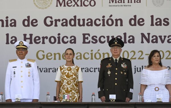 Graduación de guardiamarinas en la Heroica Escuela Naval Militar